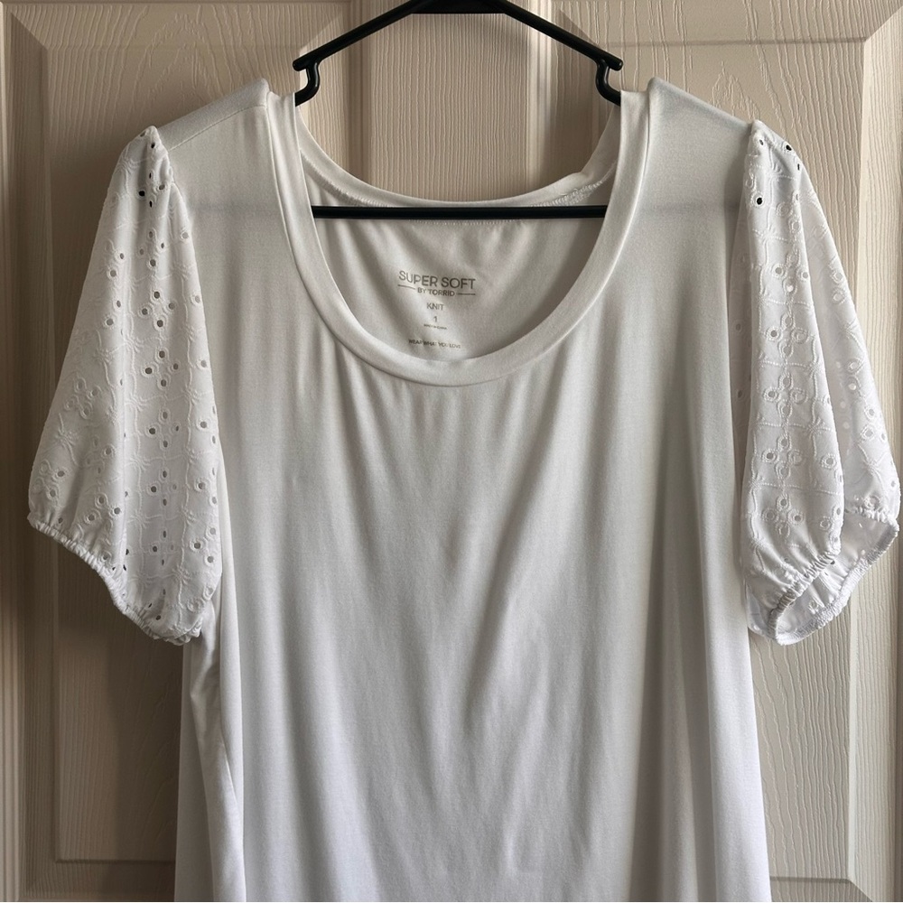 Torrid White Relaxed Eyelet Sleeve Blouse Top Size 1X (14-16)